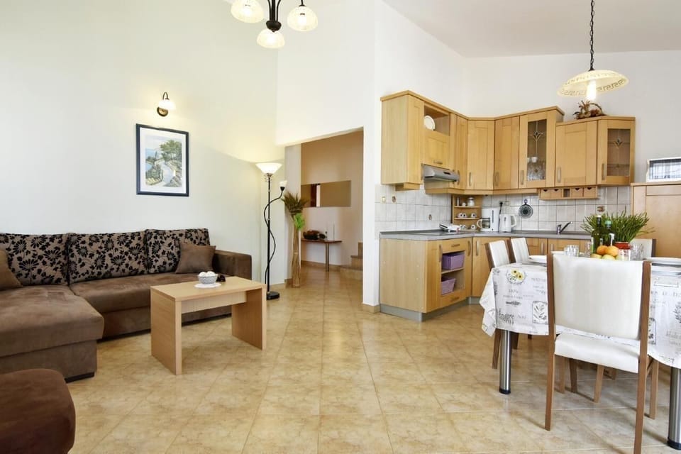 The dining area, equipped kitchen, sofa bed and coffee table.