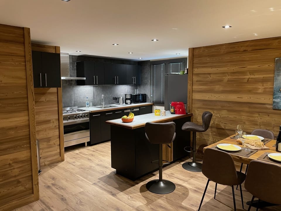 kitchen with ilot