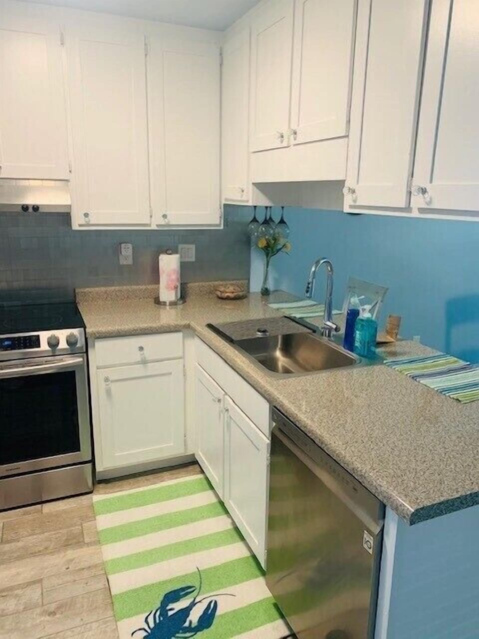 Fully equipped Kitchen...Fridge, stove, dishwasher, microwave 