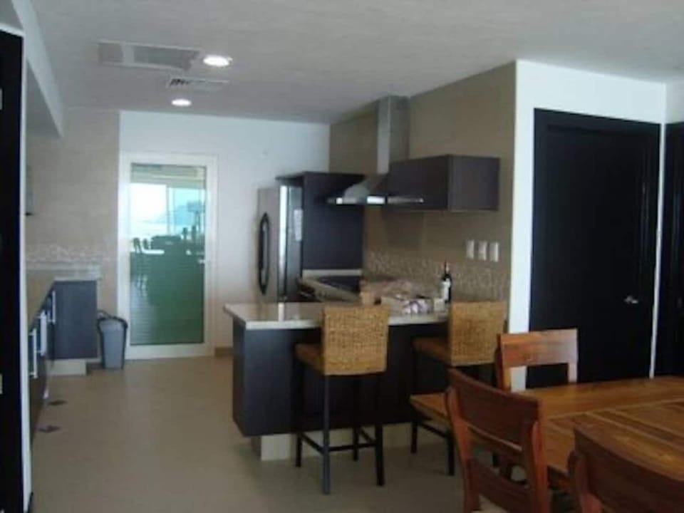 Kitchen area and Island seating