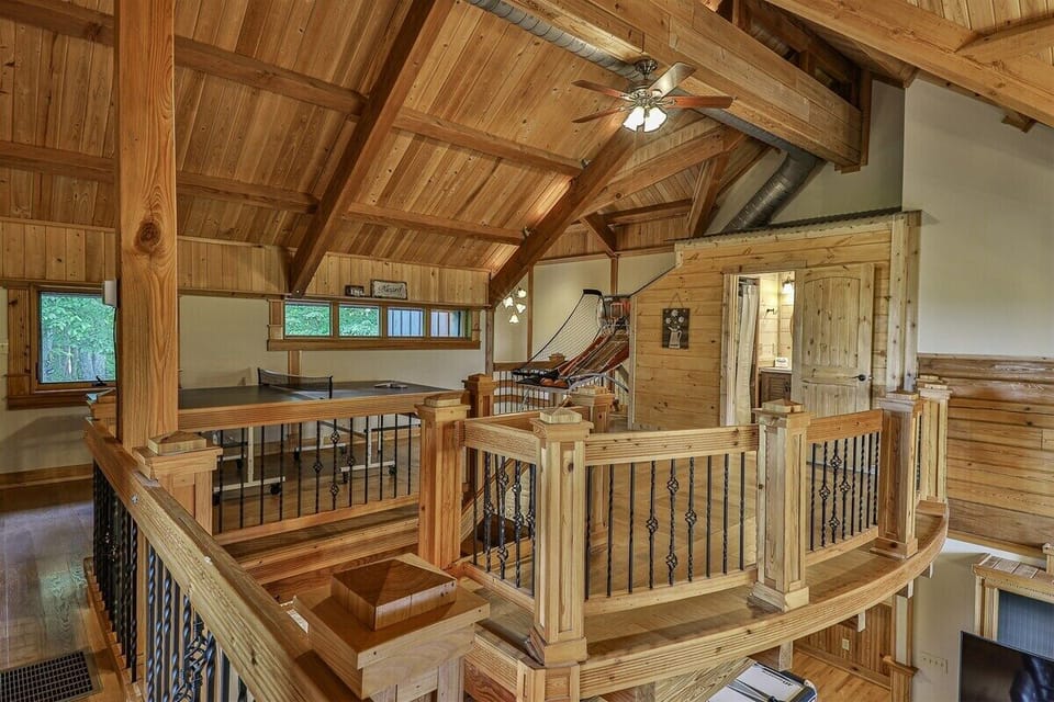 Upper Level Area With Ping Pong, and Basket Ball
