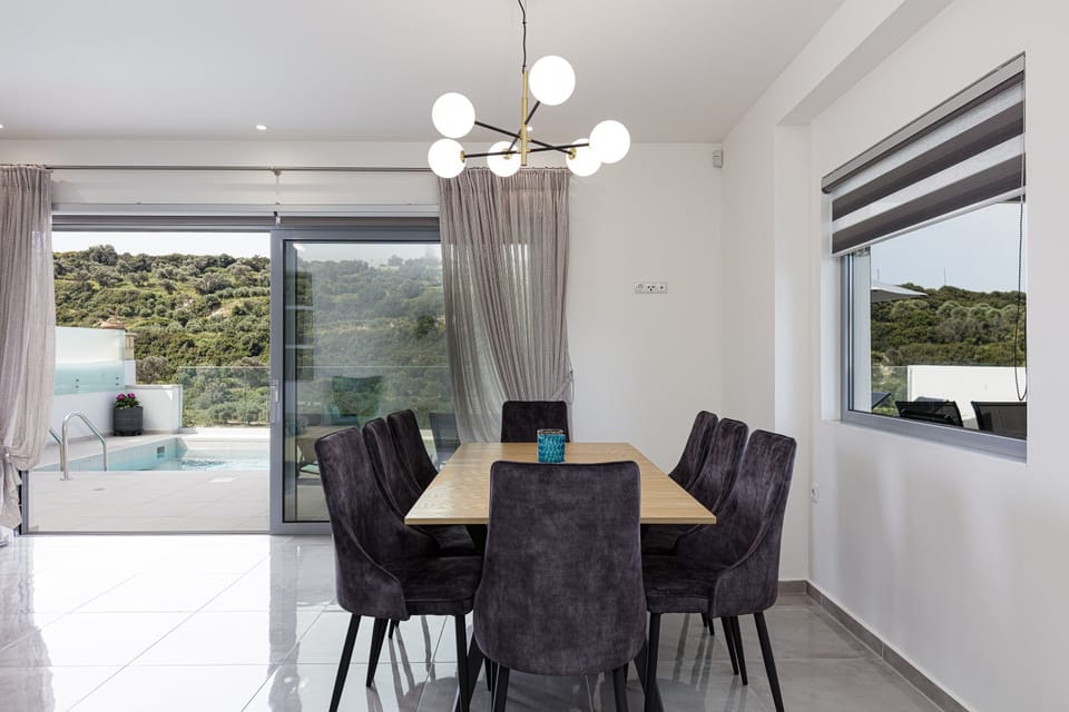 The open plan dining area.