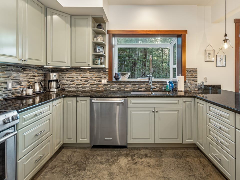 Full kitchen