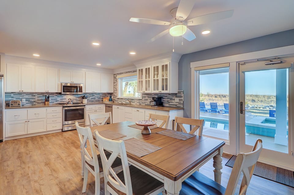 Breakfast Area & Kitchen