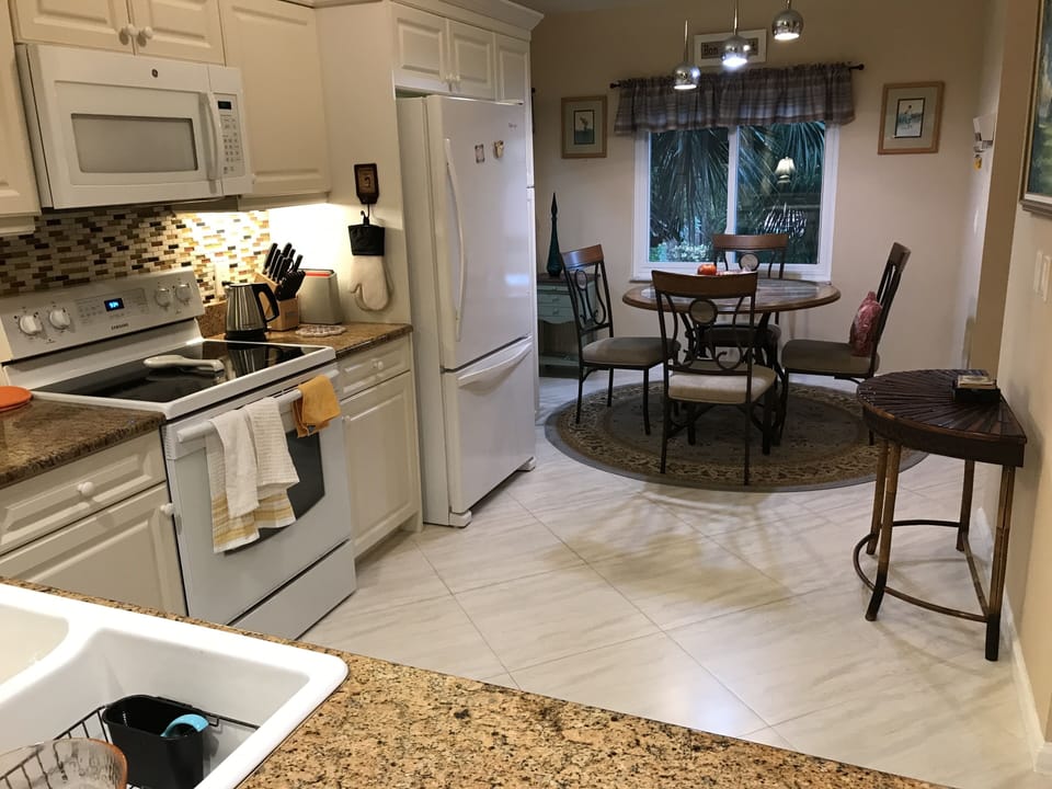 Kitchen and breakfast area