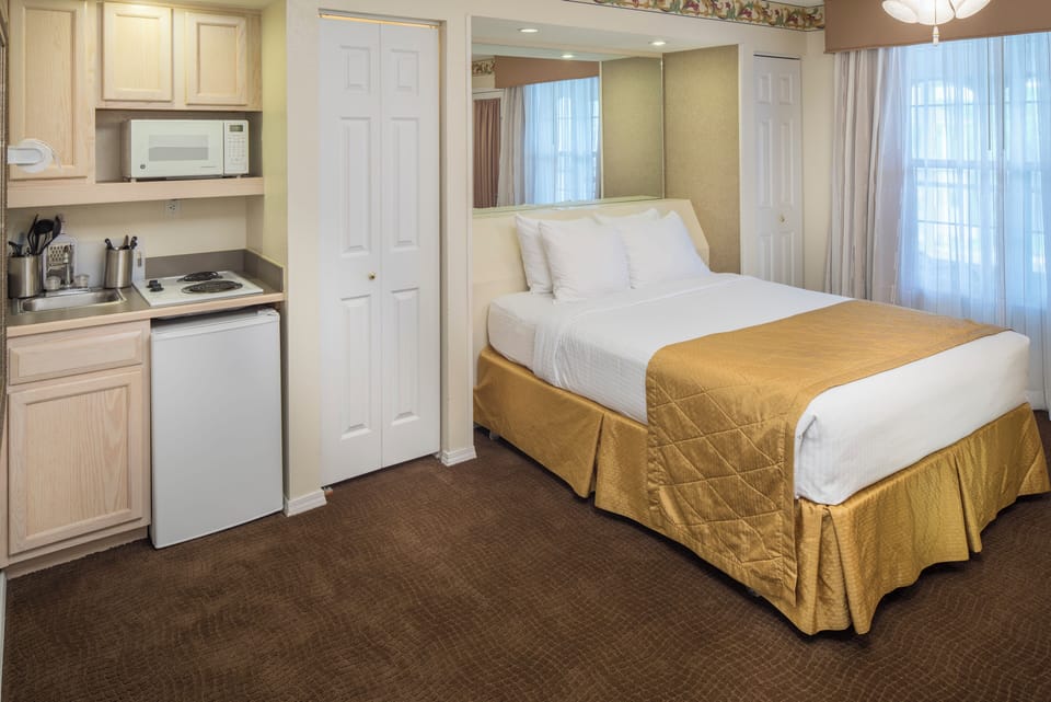 Exact unit will be assigned upon arrival. Views, colors and decor may vary. Unit with Queen size Bed!