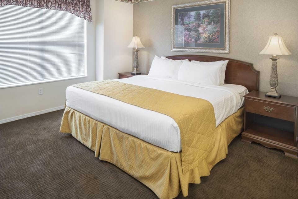 King size bed, large and oh so comfortable!