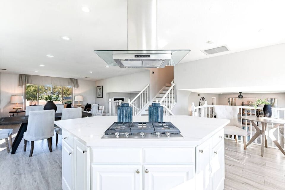 Modern Kitchen – Island, Gas Cooktop & Seating