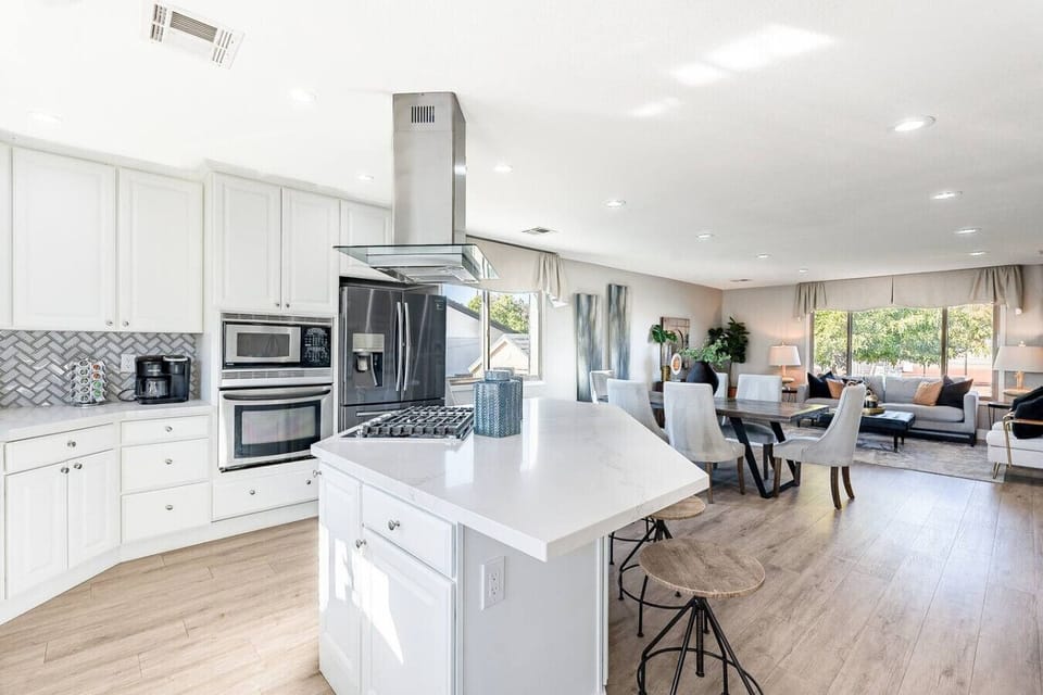 Fully Equipped Kitchen – White Cabinetry & Stainless Appliances