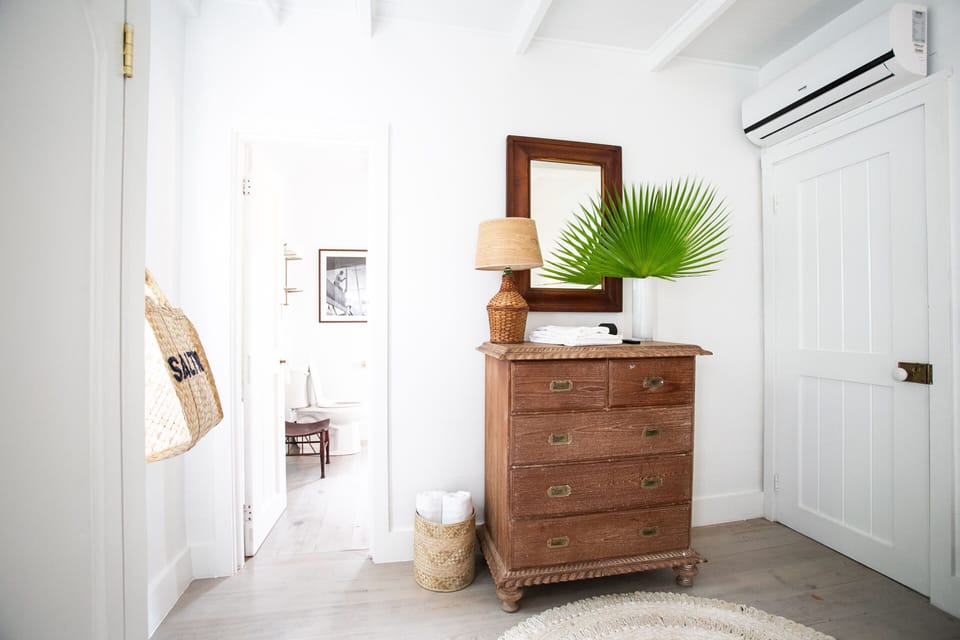 Mainhouse Queen bedroom detail