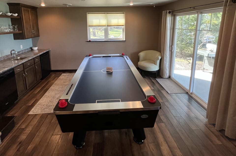 Game Room & Wet Bar
