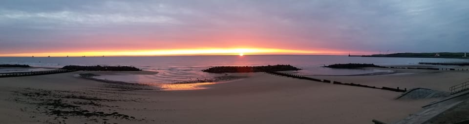 Nothing beats a sunrise and Aberdeen beach front only 500 metres away .