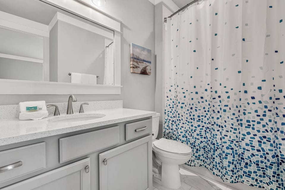 1st Floor King Bathroom