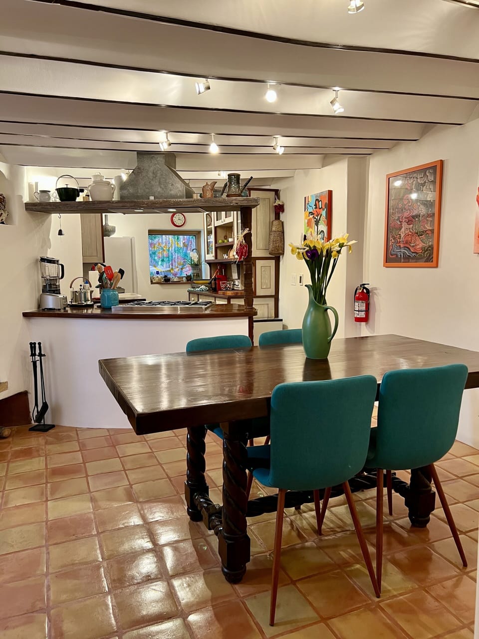 Dining area with a spacious table for 6. 
