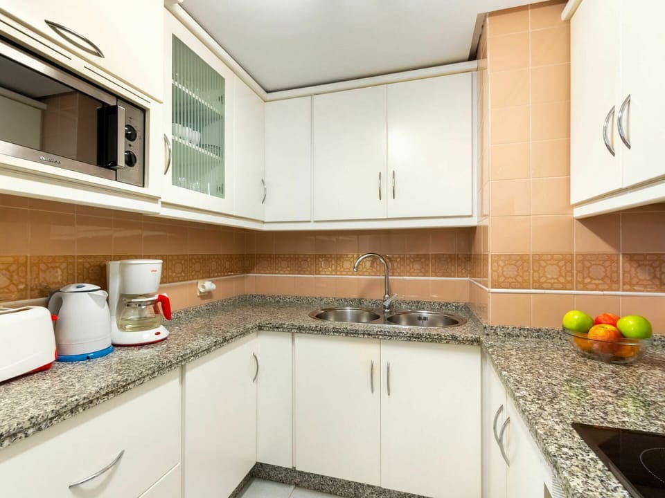 Countertop, Cabinetry, Kitchen Sink, Tap, Property, Plumbing Fixture, Sink, Kitchen Stove, Kitchen Appliance, Kitchen