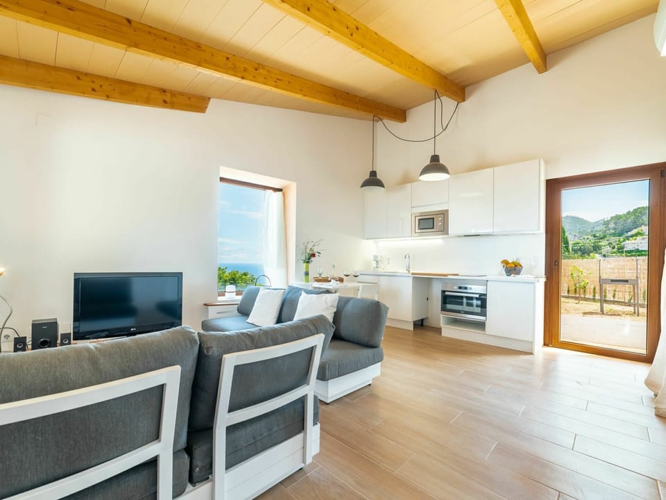 Couch, Property, Table, Furniture, Comfort, Wood, Interior Design, Houseplant, Living Room, Flooring