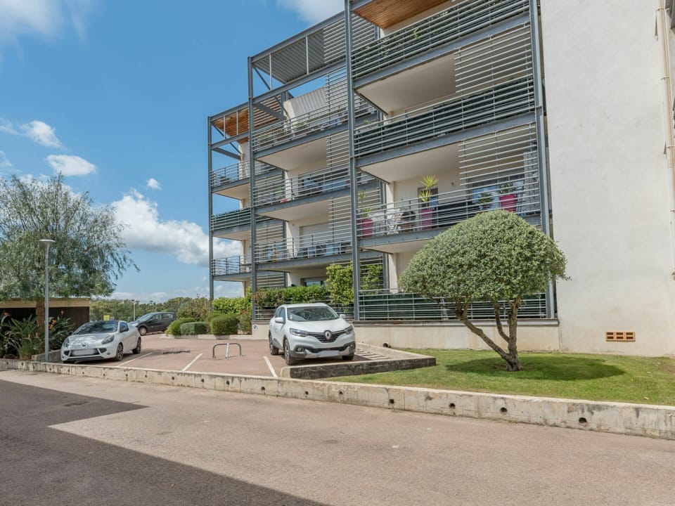 Car, Cloud, Building, Vehicle, Wheel, Property, Sky, Urban Design