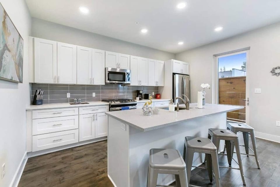 Fully furnished kitchen, perfect for gatherings!