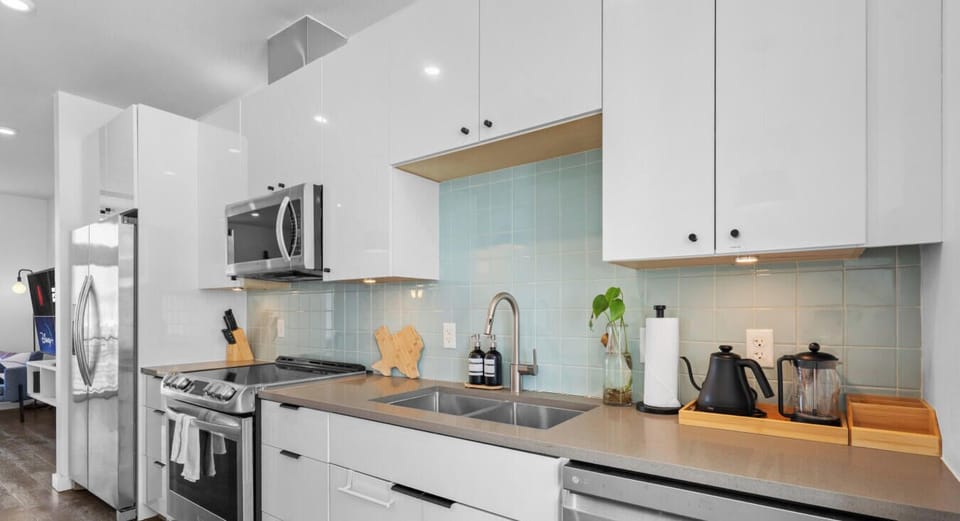 Clean lines, tons of counter space, and a pop of color that feels very Austin. Easy setup for quick meals or a full-on dinner moment.