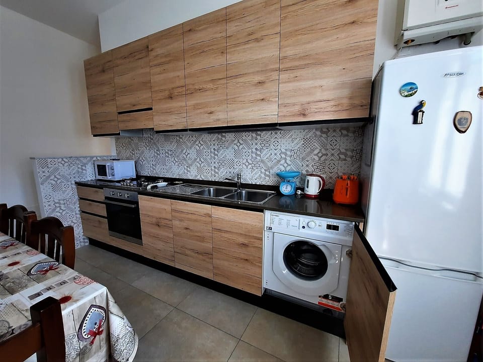 Fully equipped kitchen. Washing machine.