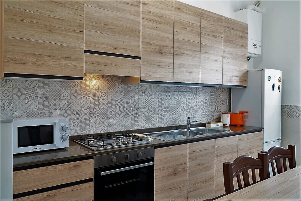 Fully equipped kitchen: microwave oven, kettle, toaster, fridge.