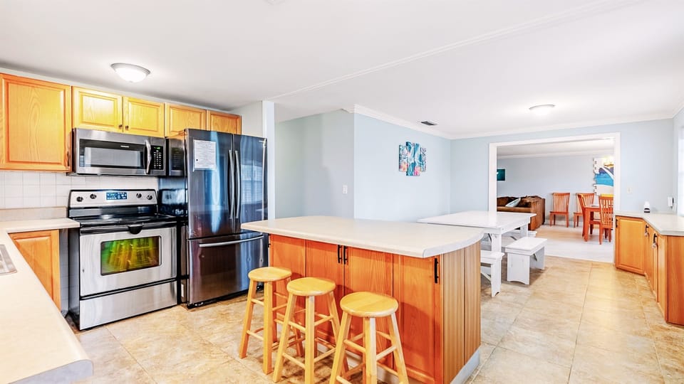 Once you're done cooking dinner, enjoy your meal at our kitchen island (seats 3).