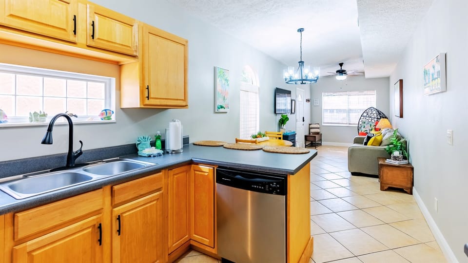 Enjoy your meal at the kitchen counter for 3.