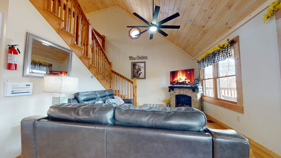 Living room w/leather sofas, TV with YouTubeTV, stocked kitchen, dining room.
