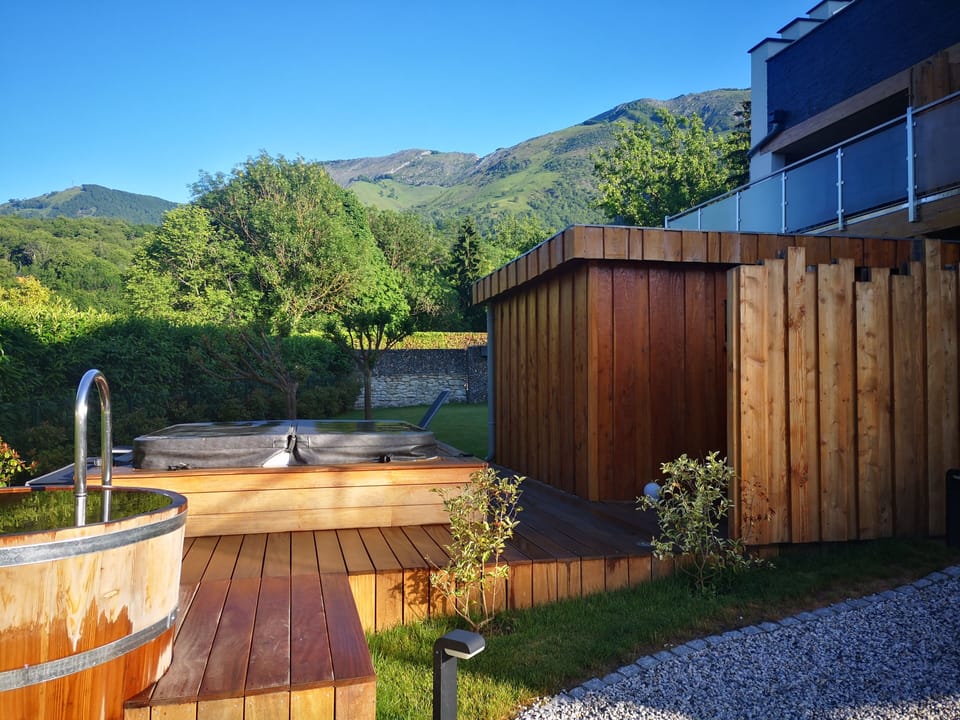 Outdoor spa tub