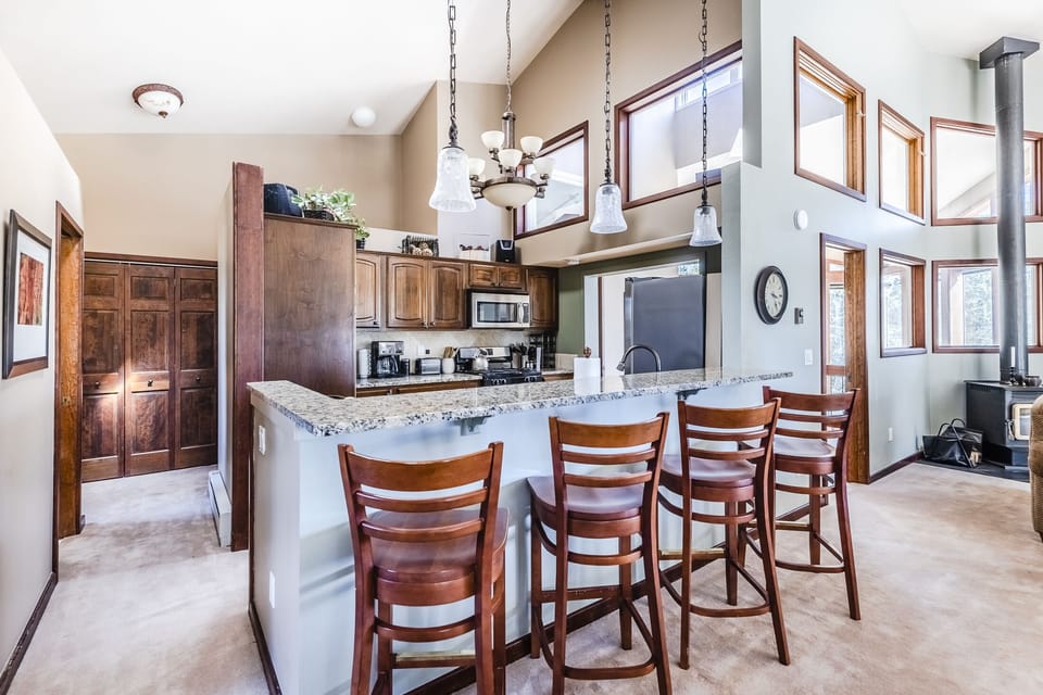 Kitchen - Open kitchen w/bar stool seating