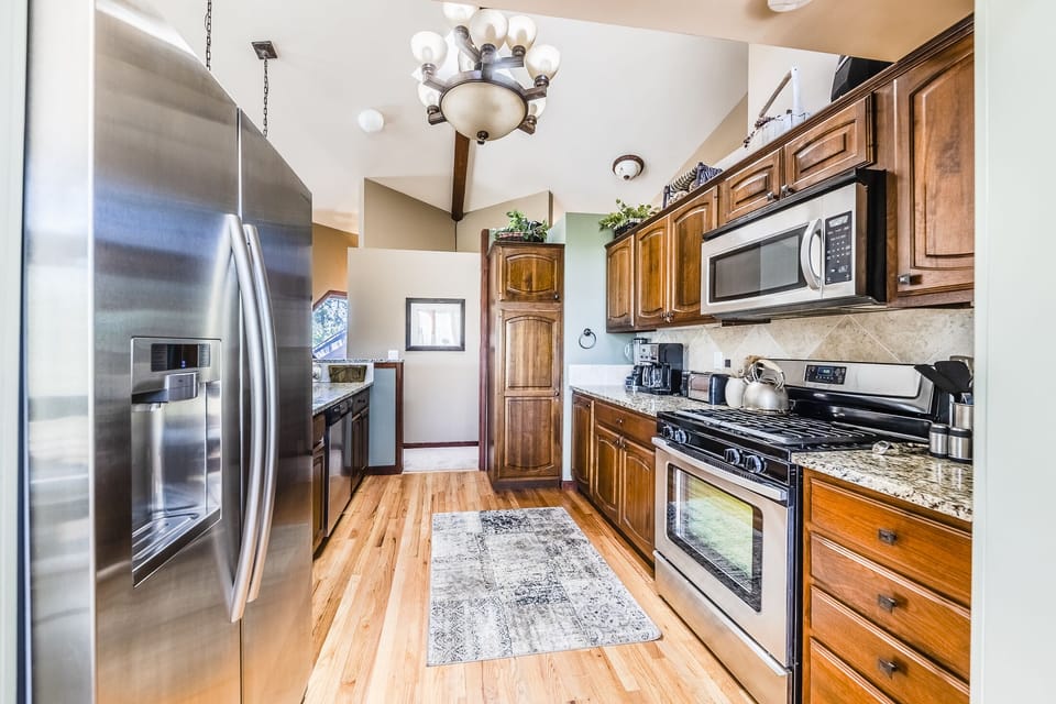 Kitchen - Kitchen with stainless steel appliances