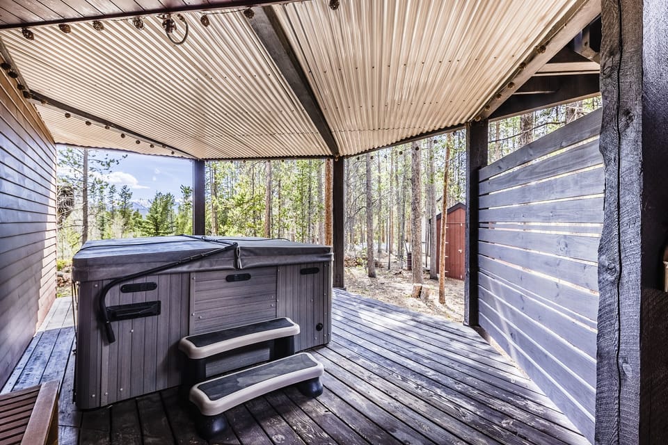 Hot Tub - Private hot tub in unit