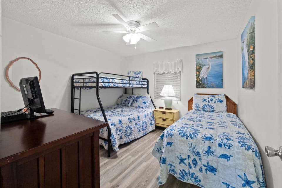 2nd Bedroom w/1 Full & 2 Twins