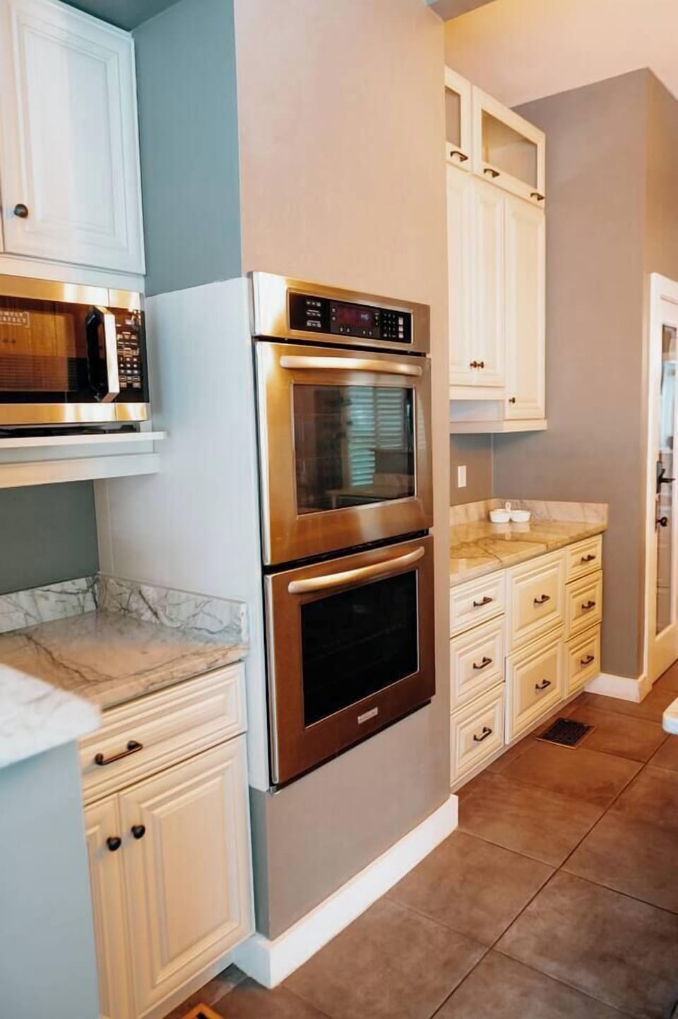 Double oven, microwave, gas stove and oversized refrigerator and freezer. 