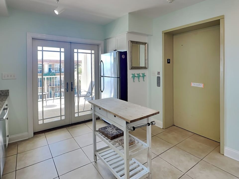 Full Kitchen w/ Entry Elevator Access