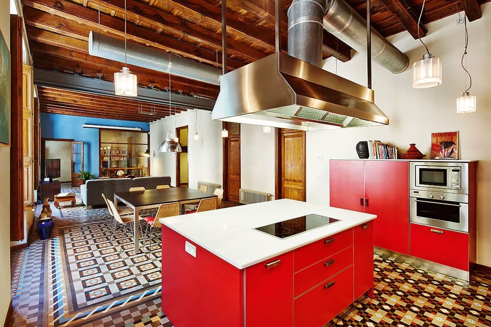 The kitchen consists of a large work island that occupies the central space.