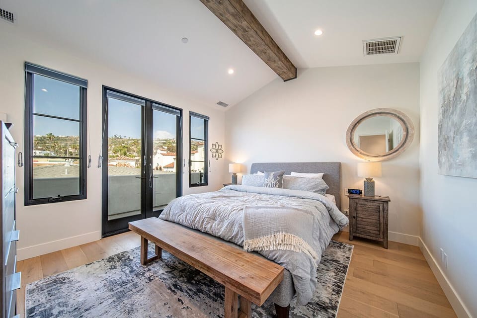 Master king bedroom with balcony and mountain view