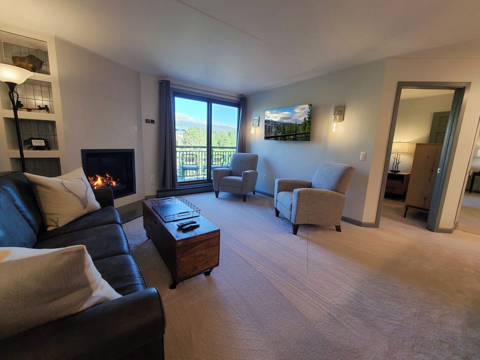 Family Room w/ Queen Pull Out Sofa