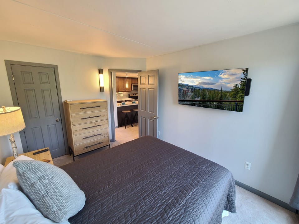 Bedroom w/ Queen Bed