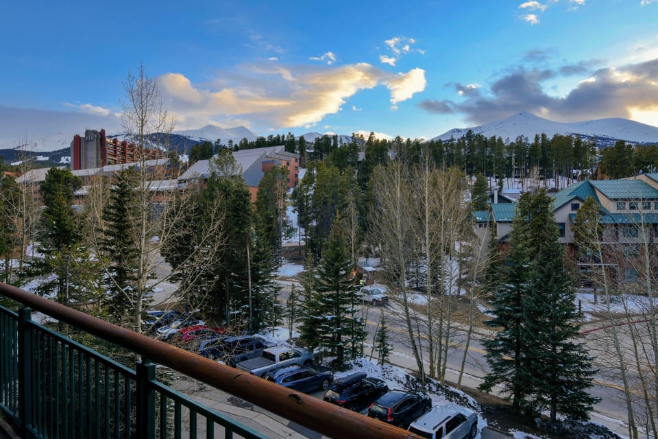 Large Balcony w/ Views of the Tenmile Range