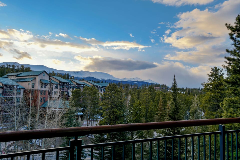 Large Balcony w/ Views of the Tenmile Range