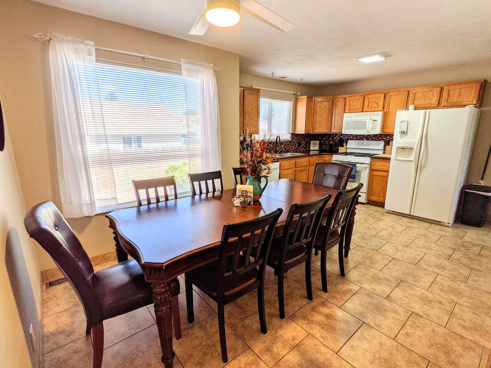 Kitchen & dining area