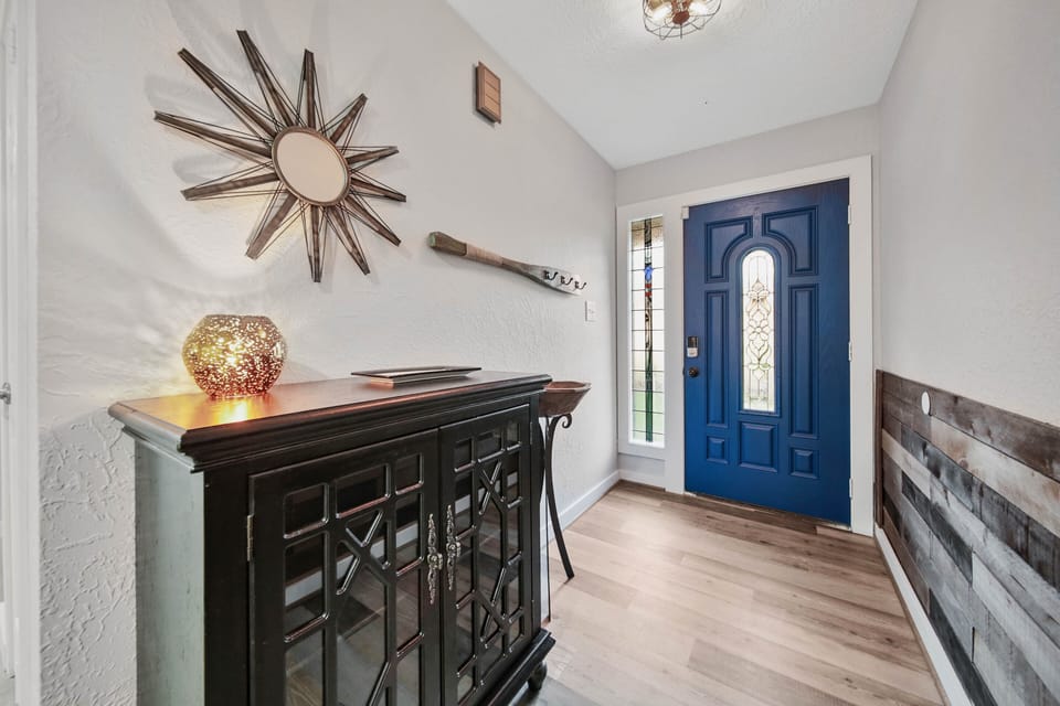 Welcome! Entryway with places to put your backpack, purse, wallet, keys, etc.