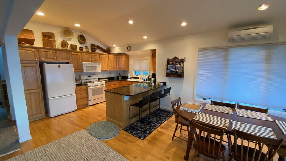 Kitchen and breakfast bar