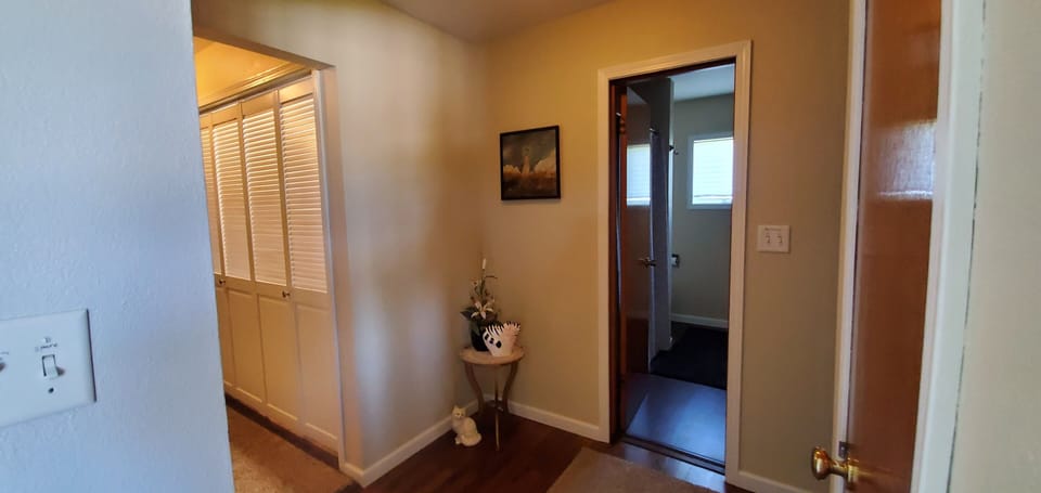 bathroom alcove area