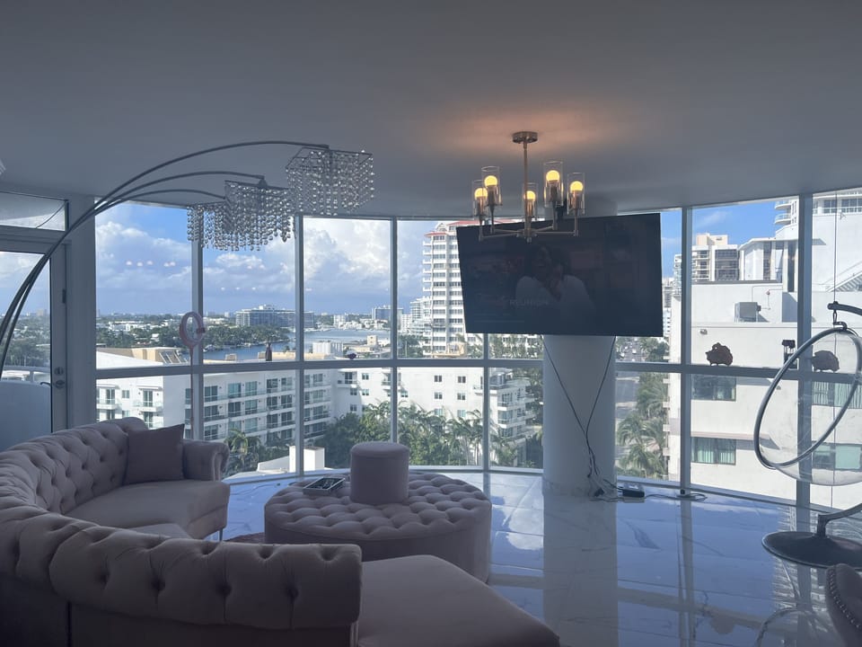 Living room/ Panoramic views 
