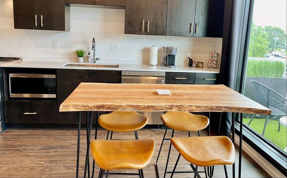 Fully stocked kitchen and dining table with seating for 4.