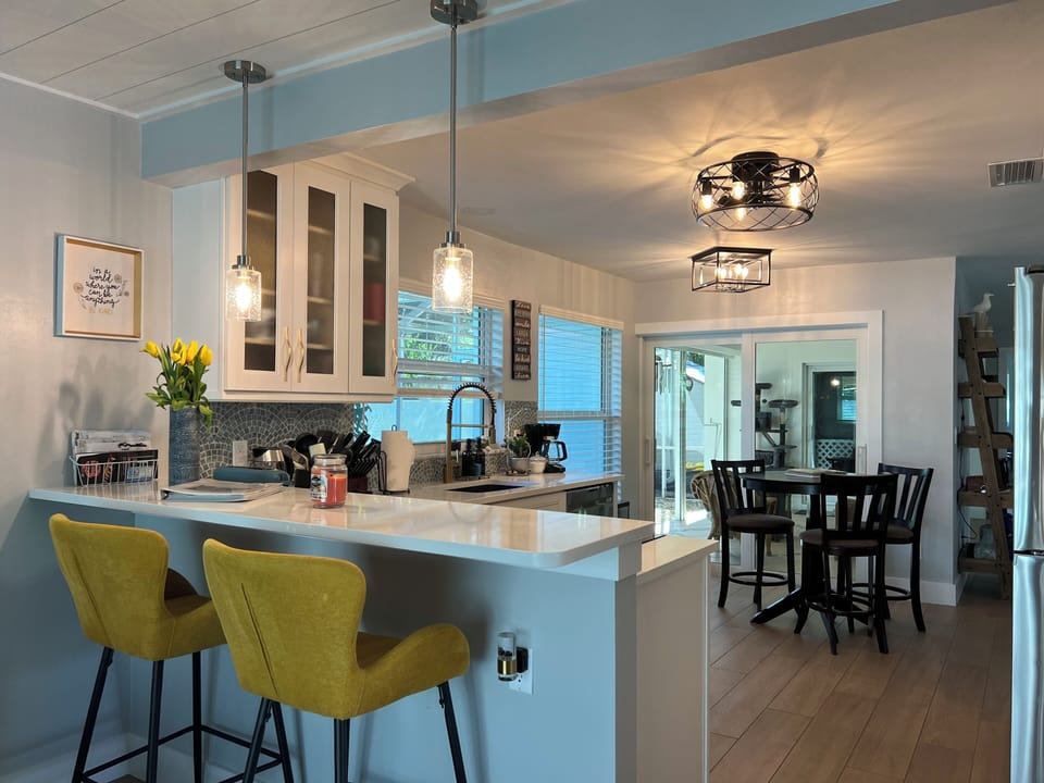 BREAKFAST BAR/KITCHEN