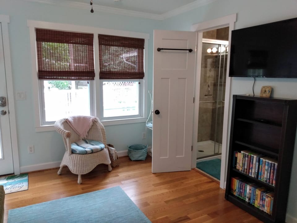 Ensuite bathroom & TV