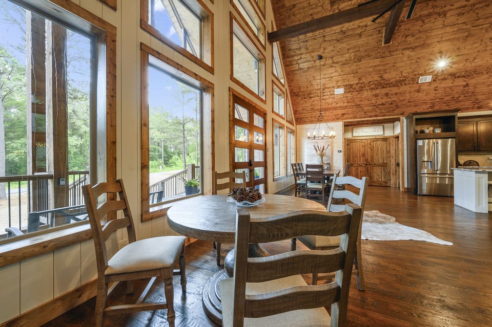 4 additional seats at a separate dining table.